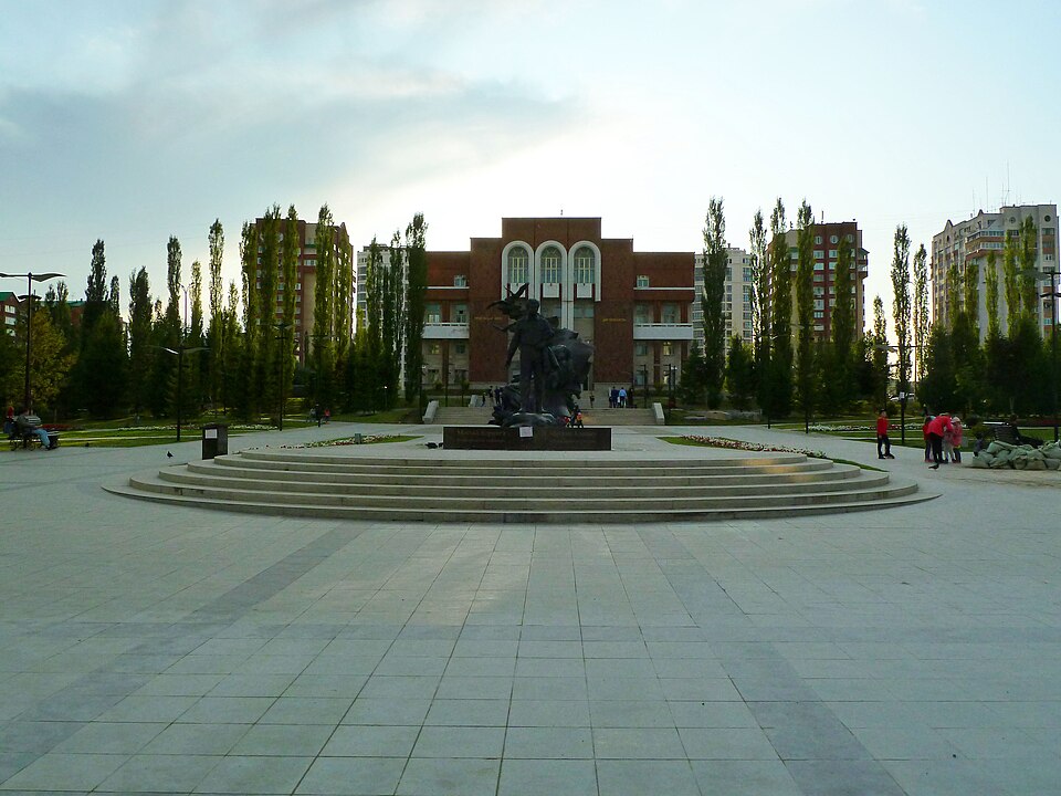 Памятник Мустаю Кариму в Уфе