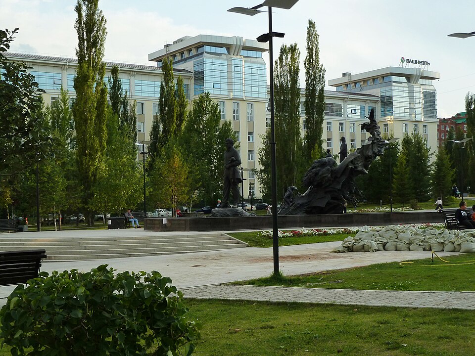 Памятник Мустаю Кариму в Уфе