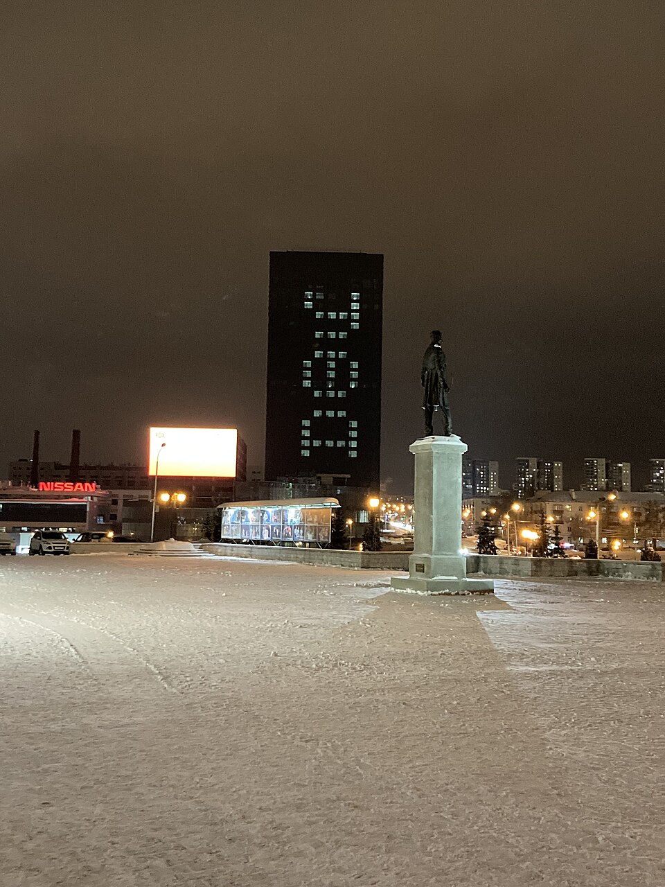 Памятник Габдулле Тукаю перед театром «Нур»